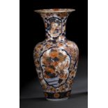 Vase aus Porzellan mit floralem Dekor in den Farben der Imari-Palette