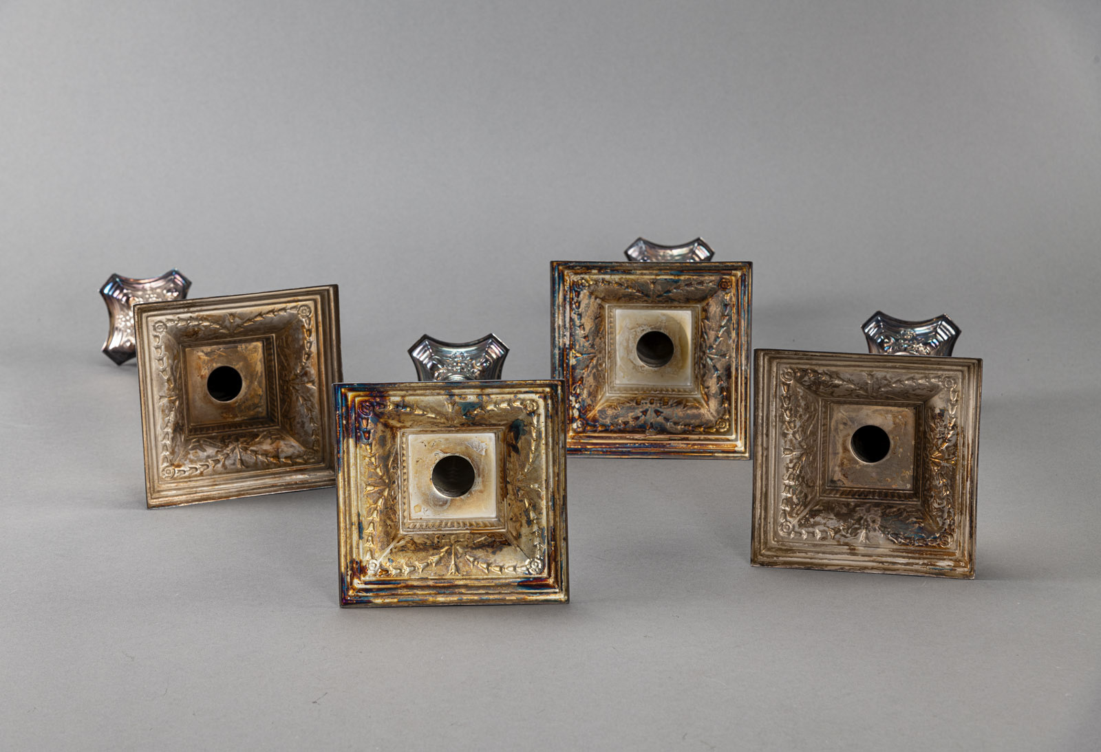 A SET OF FOUR CANDLESTICKS - Image 4 of 6