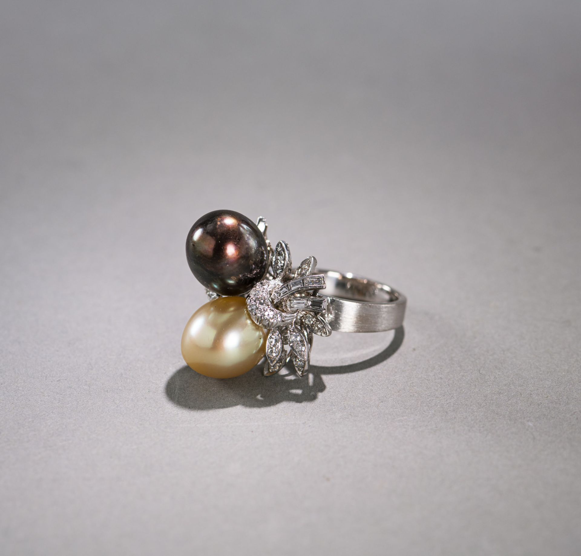 A DECORATIVE PEARL AND DIAMOND RING - Image 2 of 6
