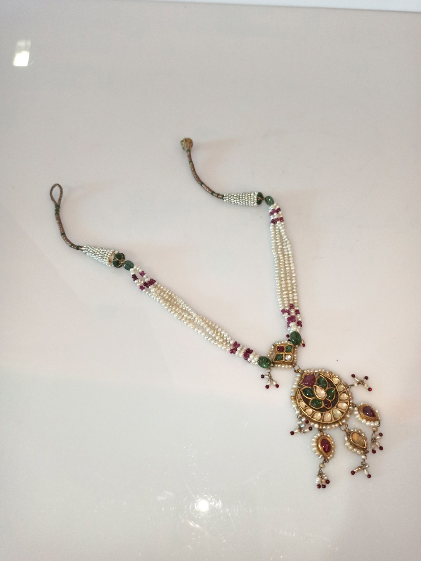 A FRESH-WATER PEARL NECKLACE IN MUGHAL STYLE - Image 2 of 4