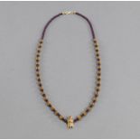Feine Halskette mit Filigranperlen aus Gold und roten Perlen, wohl Granat.. Zentraler Schmuckanhäng