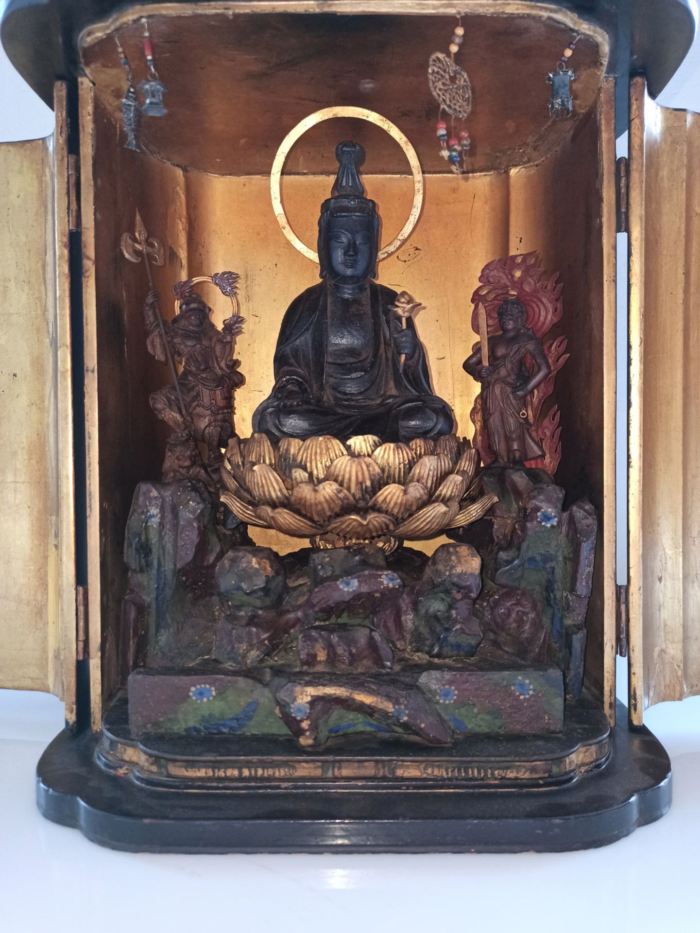 Altarschrein mit Darstellung des Kannon flankiert von Bishamonten und Fudo Myô-ô - Bild 5 aus 7