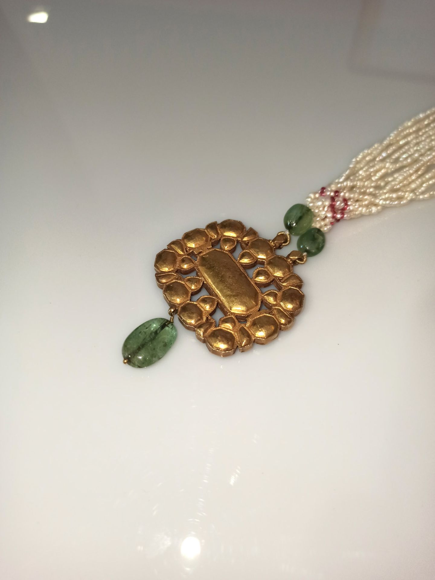 A PEARL NECKLACE WITH INLAID GOLD PENDANT IN MUGHAL STYLE - Image 4 of 5