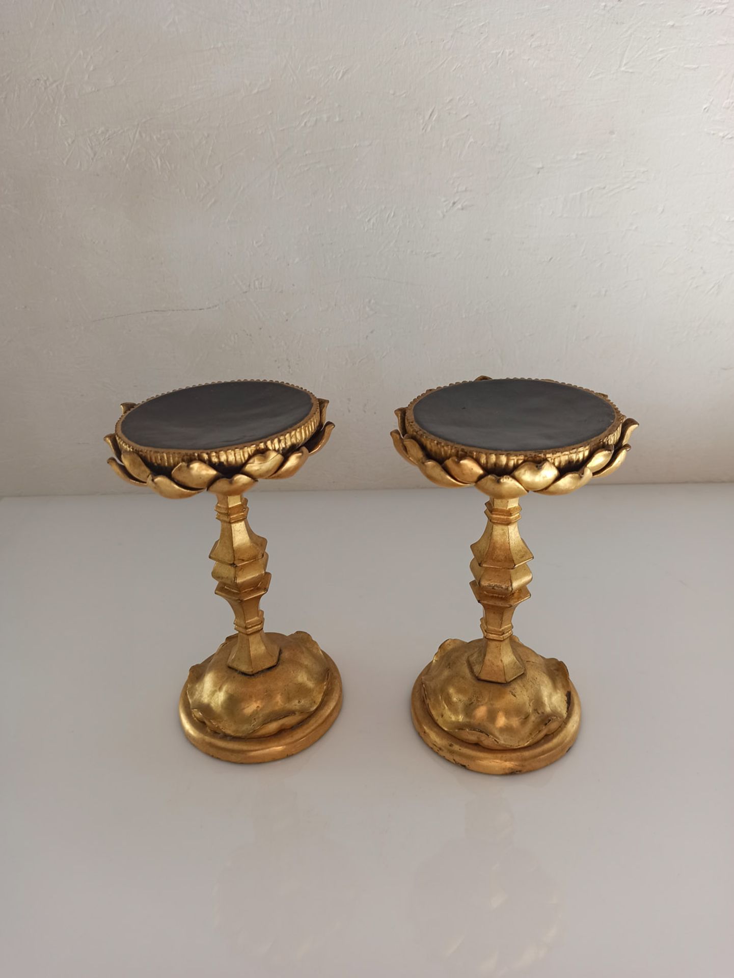 Paar Altarstände aus Holz mit goldener- und schwarzer -Lackfassung in Form von Lotosblüten - Bild 2 aus 4