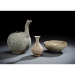Schenkkanne mit unterglasurblauem Dekor, Schale mit beiger Glasur und korrodierte Vase aus Keramik