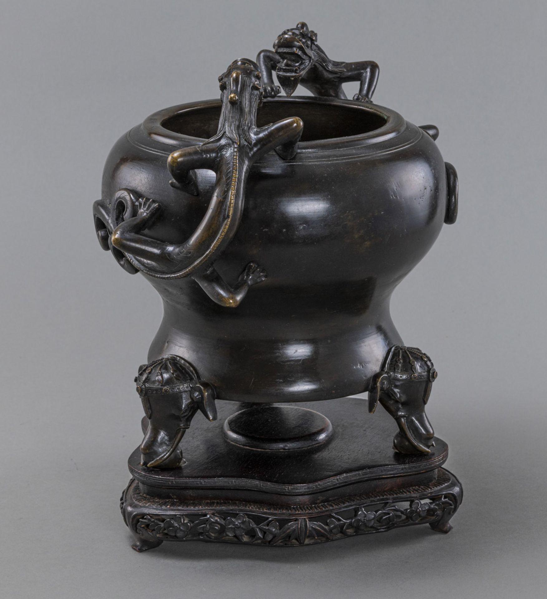 AN 'ELEPHANT'S HEAD'-FEET AND 'CHILONG'-HANDLES BRONZE TRIPOD CENSER - Image 2 of 5