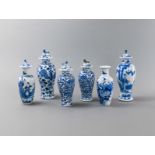 Fünf Deckelvasen und eine kleine Vase mit blau-weißem Dekor von Vögeln, Phönix, Drachen und Figuren