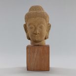 Kopf des Buddha aus Sandstein auf Sockel montiert