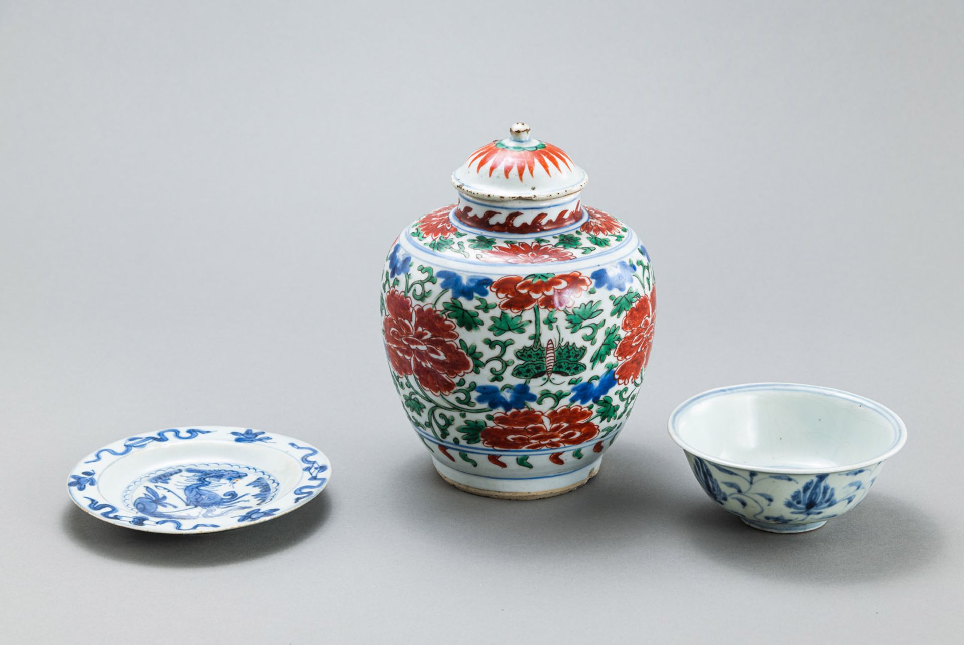 AN 'WUCAI' BUTTERFLY VASE AND COVER WITH A BLUE AND WHITE BOWL AND SAUCER - Image 2 of 4