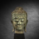 Kopf des Buddha aus Bronze auf einen Holzsockel montiert