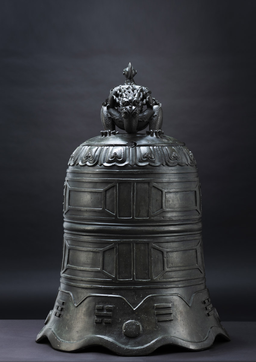 A VERY RARE AND IMPORTANT LARGE BRONZE BELL - Image 13 of 27