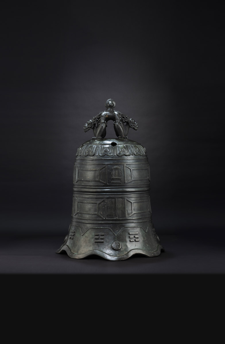A VERY RARE AND IMPORTANT LARGE BRONZE BELL - Image 14 of 27