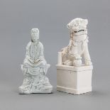 Figuren des Guanyin und eines Fo-Löwen aus 'Dehua'-Ware