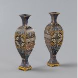 Paar Cloisonné-Vasen in Balusterform auf Stände montiert