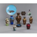 Gruppe von elf Cloisonné-Vasen und -Gefäßen