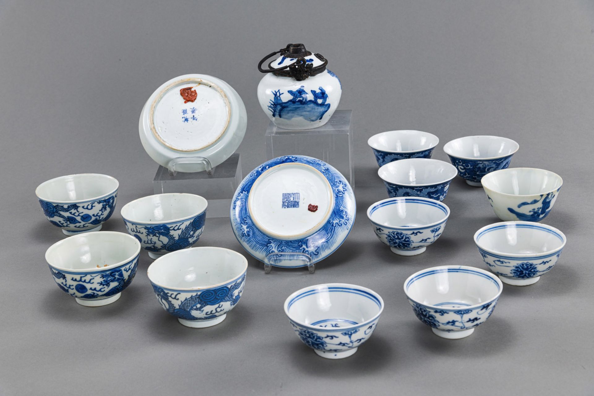A GROUP OF 15 BLUE AND WHITE PORCELAIN BOWLS AND DISHES - Image 2 of 4