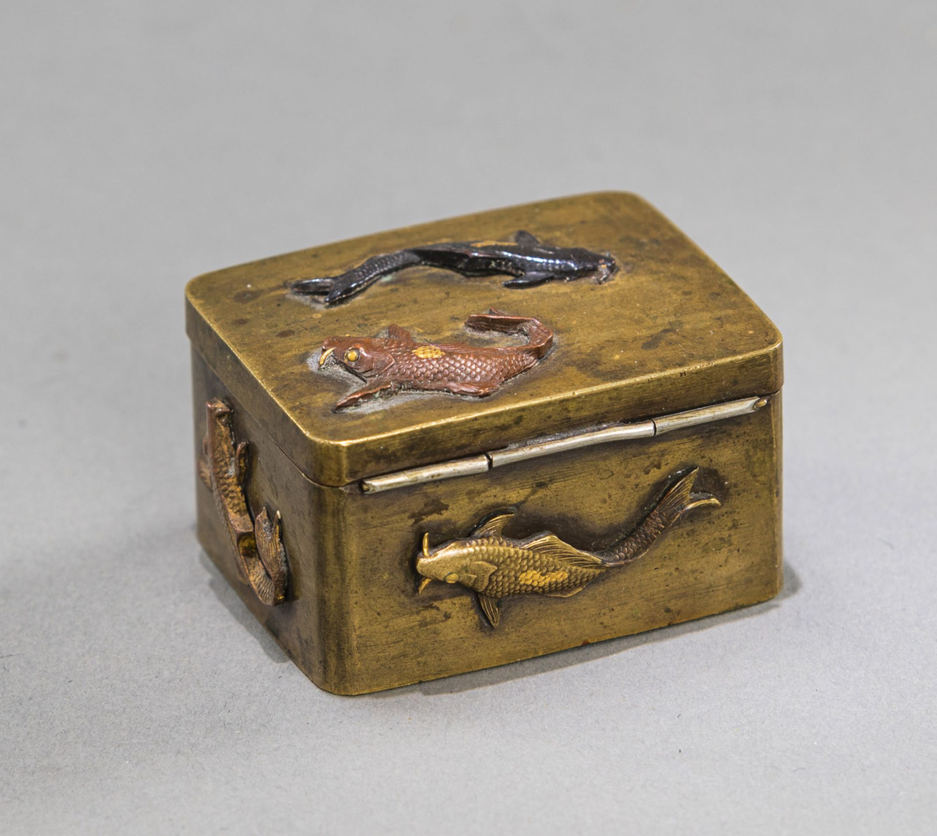 A SMALL CARP RELIEF LIDDED BRONZE BOX - Image 2 of 4