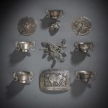 Gruppe von Arbeiten aus Silber, u.a. Weinbecher, Schnalle, Knöpfe und Zahnstocher