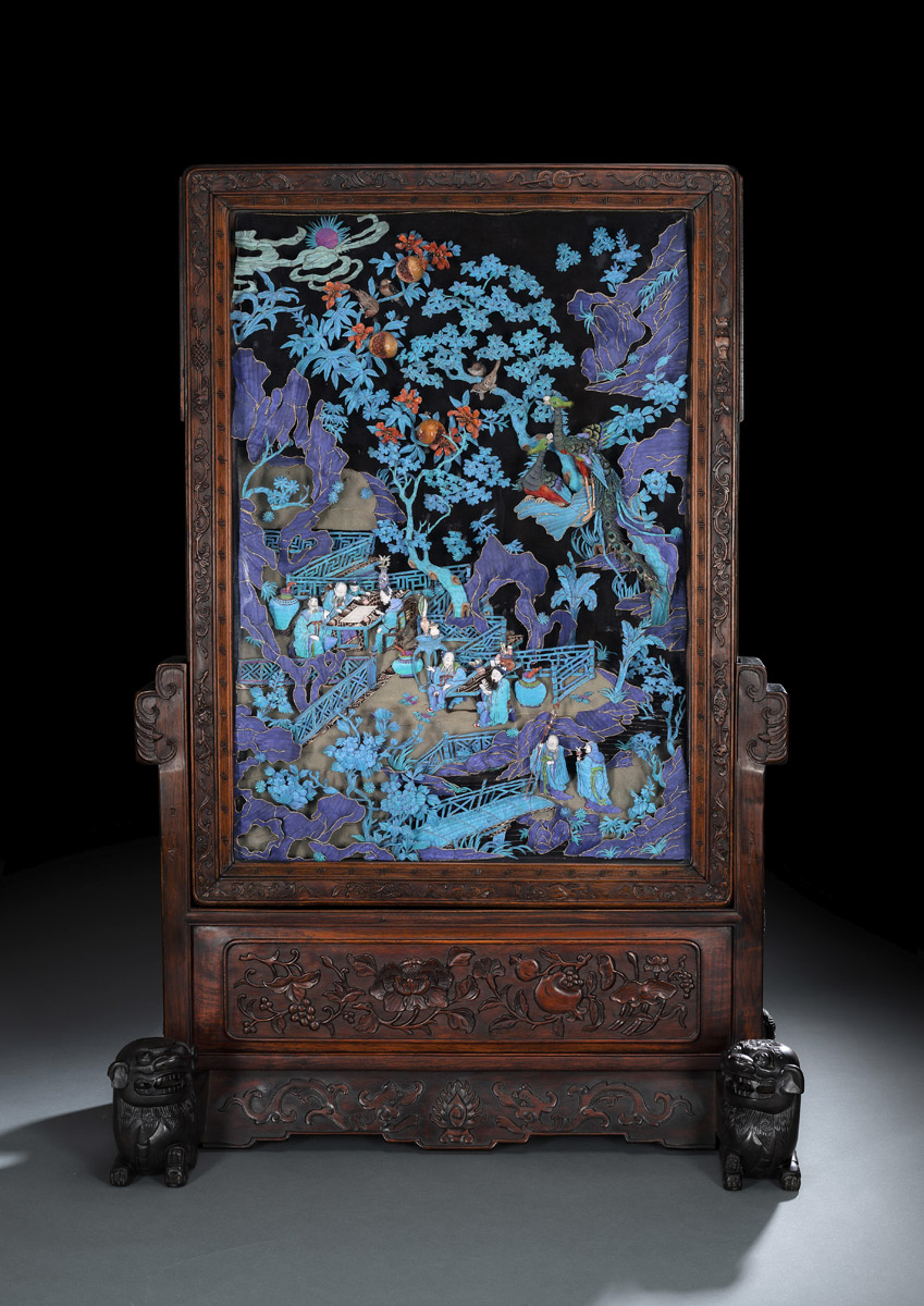 A MAGNIFICENT AND VERY RARE HARDWOOD FRAMED  KINGFISHER FEATHER-INLAID 'IMMORTALS' SCREEN - Image 2 of 4