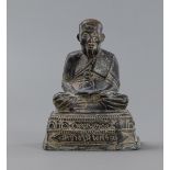 Bronze eines sitzenden Mönches mit Inschrift am Sockel