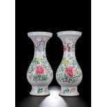Paar große und feine 'Famille rose'-Vasen mit Blütendekor