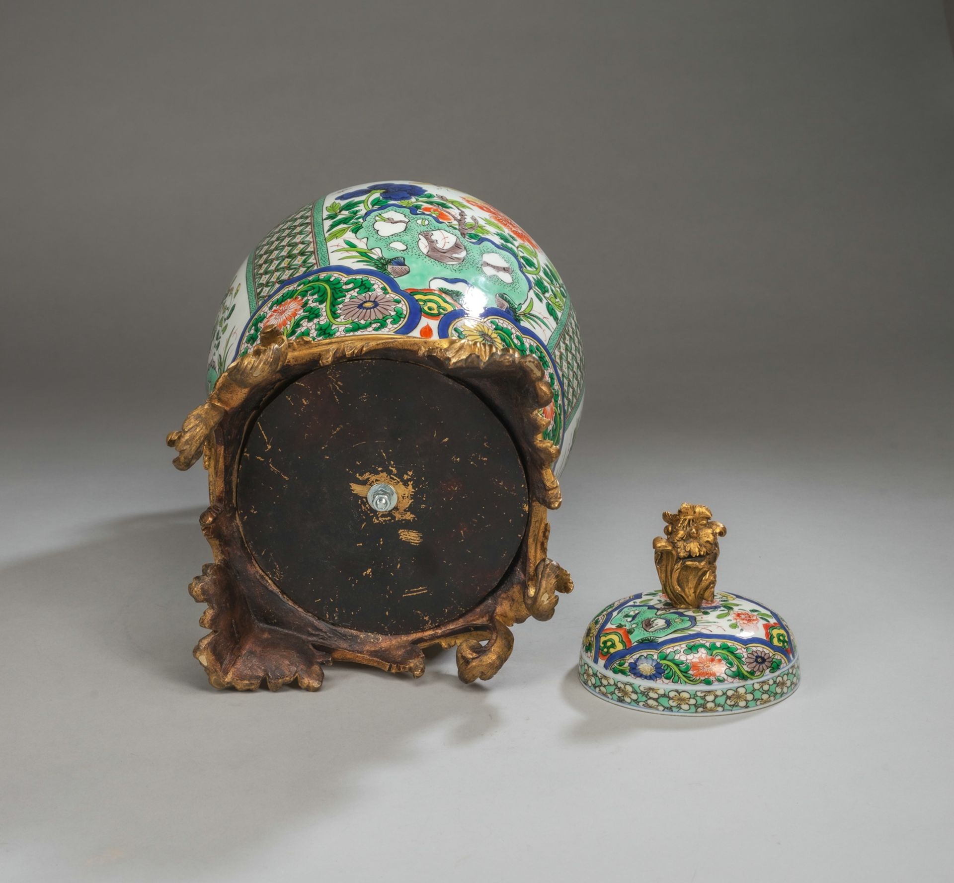 A LARGE CHINOISERIE STYLE ORMOLU MOUNTED PORCELAIN VASE AND COVER - Image 4 of 4