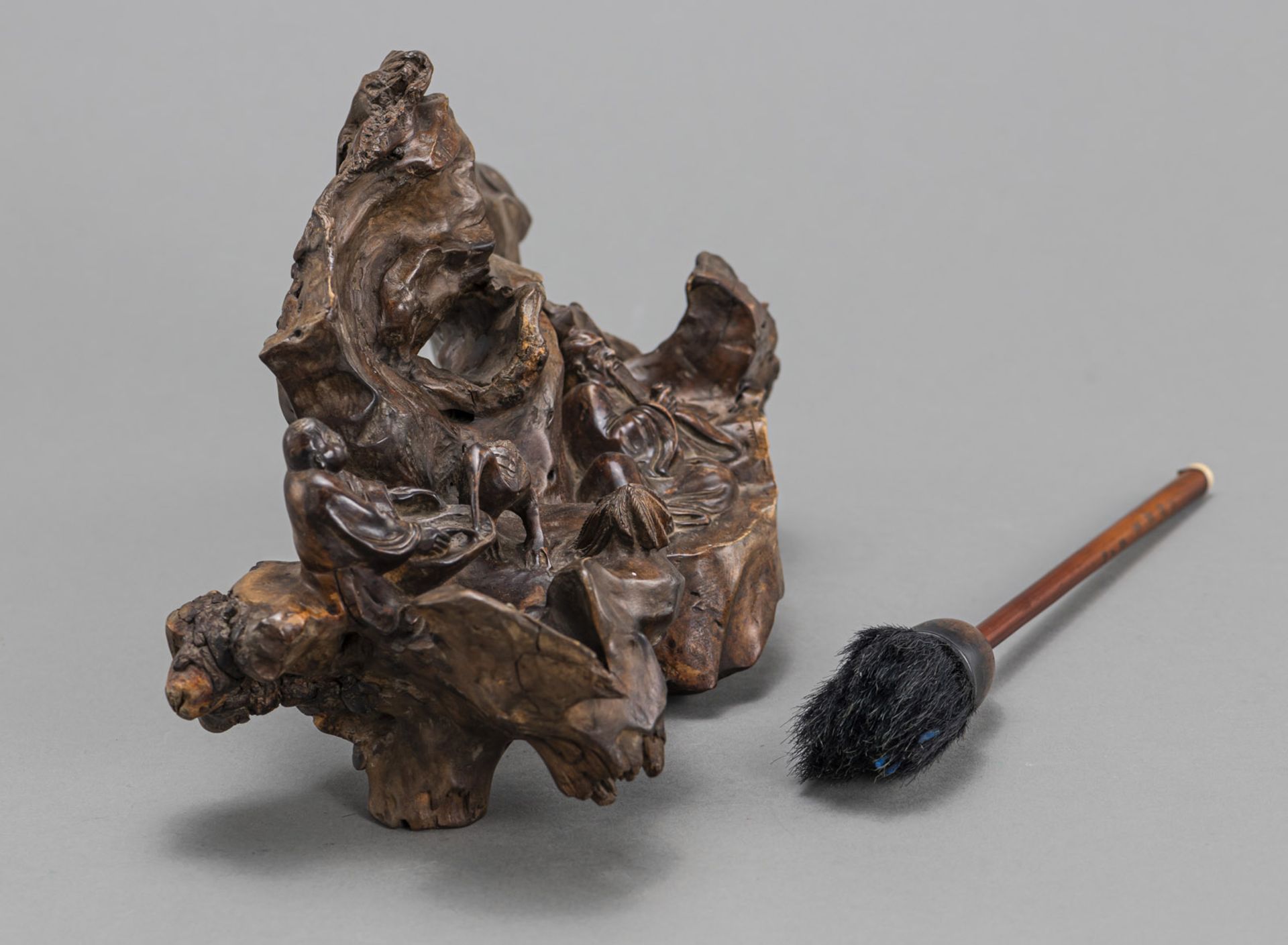 A CARVED WOOD BRUSH HOLDER SHOWING A SCHOLAR IN THE GARDEN, AND A BRUSH - Image 2 of 3