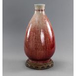 Große birnenförmige Vase mit 'Ochsenblut'-Glasur