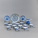 Konvolut blau-weiß dekoriertes Porzellan, u. a. ein Kännchen, kleine Tassen und Untertassen
