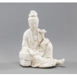 Blanc-de-Chine-Figur des sitzenden Guanyin mit einer Lotosblüte