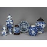 Fünf Vasen und ein Pinselwascher mit unterglasurblauer Malerei