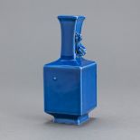 Kleine quadratische Vase mit blauer Glasur und Chilong-Applikation