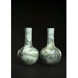 Paar feine seladonfaben glasierte Flaschenvasen mit Landschaftsdekor aus Porzellan