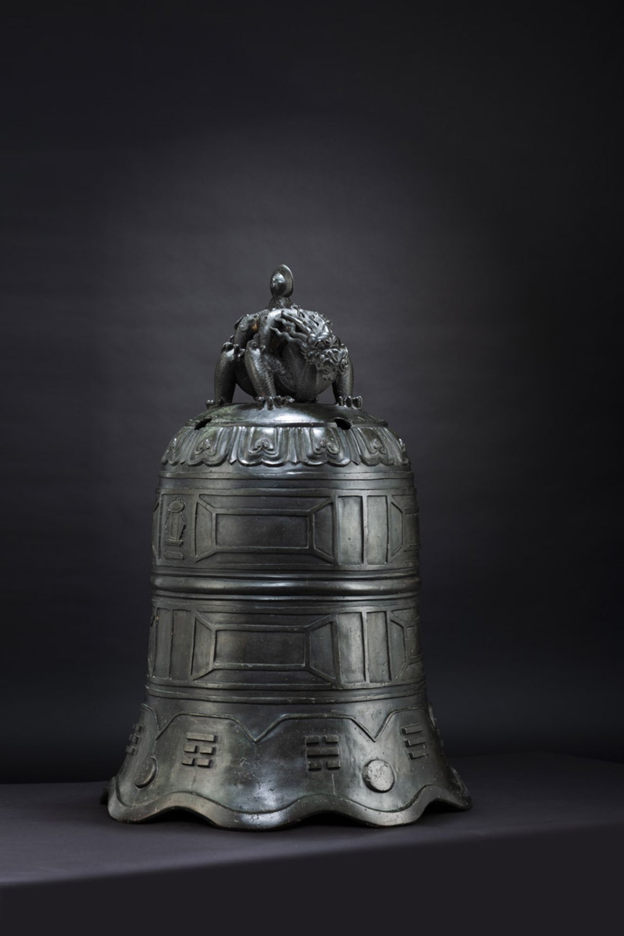 A VERY RARE AND IMPORTANT LARGE BRONZE BELL - Image 15 of 27