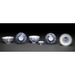 Gruppe von sechs unterglasurblau dekorierten Schalen aus Porzellan, eine Schale mit eisenroten Fled