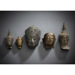 Gruppe von fünf Köpfes des Buddha aus Bronze, einer mit Stand, einer montiert