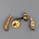 Drei Netsuke aus Elfenbein und Hirschhorn, u. a. in Kürbisform