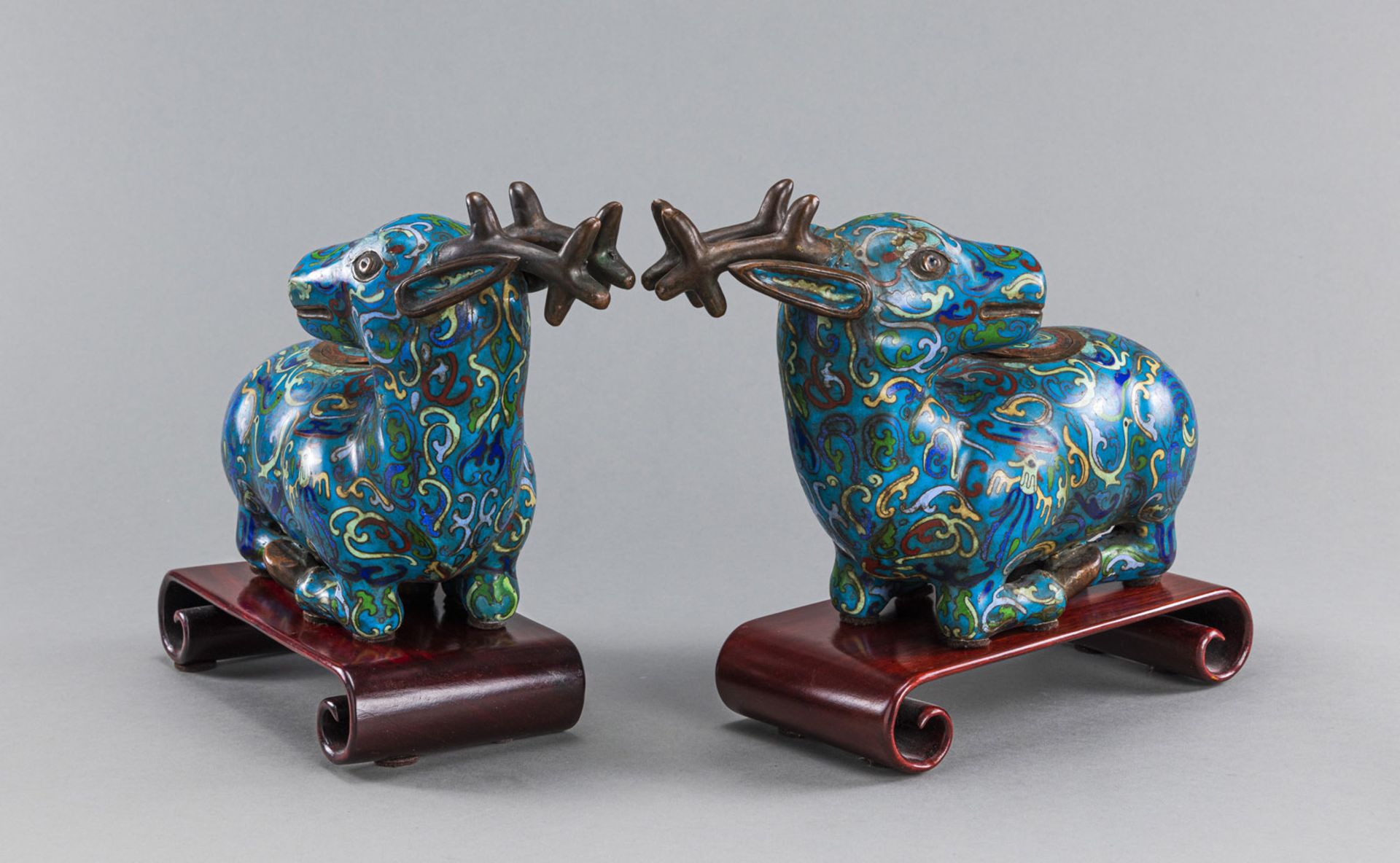 A PAIR OF CLOISONNÉ LIDDED VESSELS IN THE SHAPE OF LYING DEER ON A SEPARATE WOODEN BASE - Image 2 of 2
