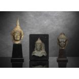 Drei Köpfe des Buddha aus Bronze, auf Sockel montiert