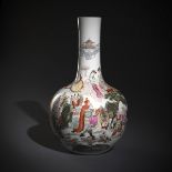 'Famille rose'-Vase in Kugelform mit umlaufenden Romanszene dekoriert