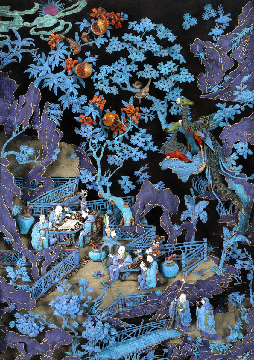 A MAGNIFICENT AND VERY RARE HARDWOOD FRAMED  KINGFISHER FEATHER-INLAID 'IMMORTALS' SCREEN - Image 3 of 4