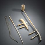 Spießhalslaute (saw duang) aus Elfenbein und der Wirtelkopf eines ähnlichen Instruments