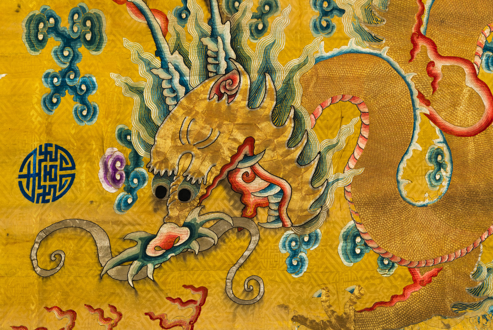 A PAIR OF IMPERIAL YELLOW-GROUND SILK EMBROIDERED CURTAINS WITH MIGHTY RISING DRAGON - Image 3 of 7