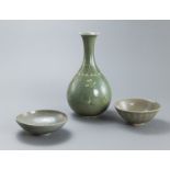 Zwei Schalen mit Seladonglasur und eine Vase, teilw. mit eingelegtem Dekor von Kranichen und Wolken