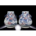 Paar 'hu'-förmige Vasen aus Porzellan mit Dekor in Unterglasurblau und Kupferrot: Landschaftsszenen