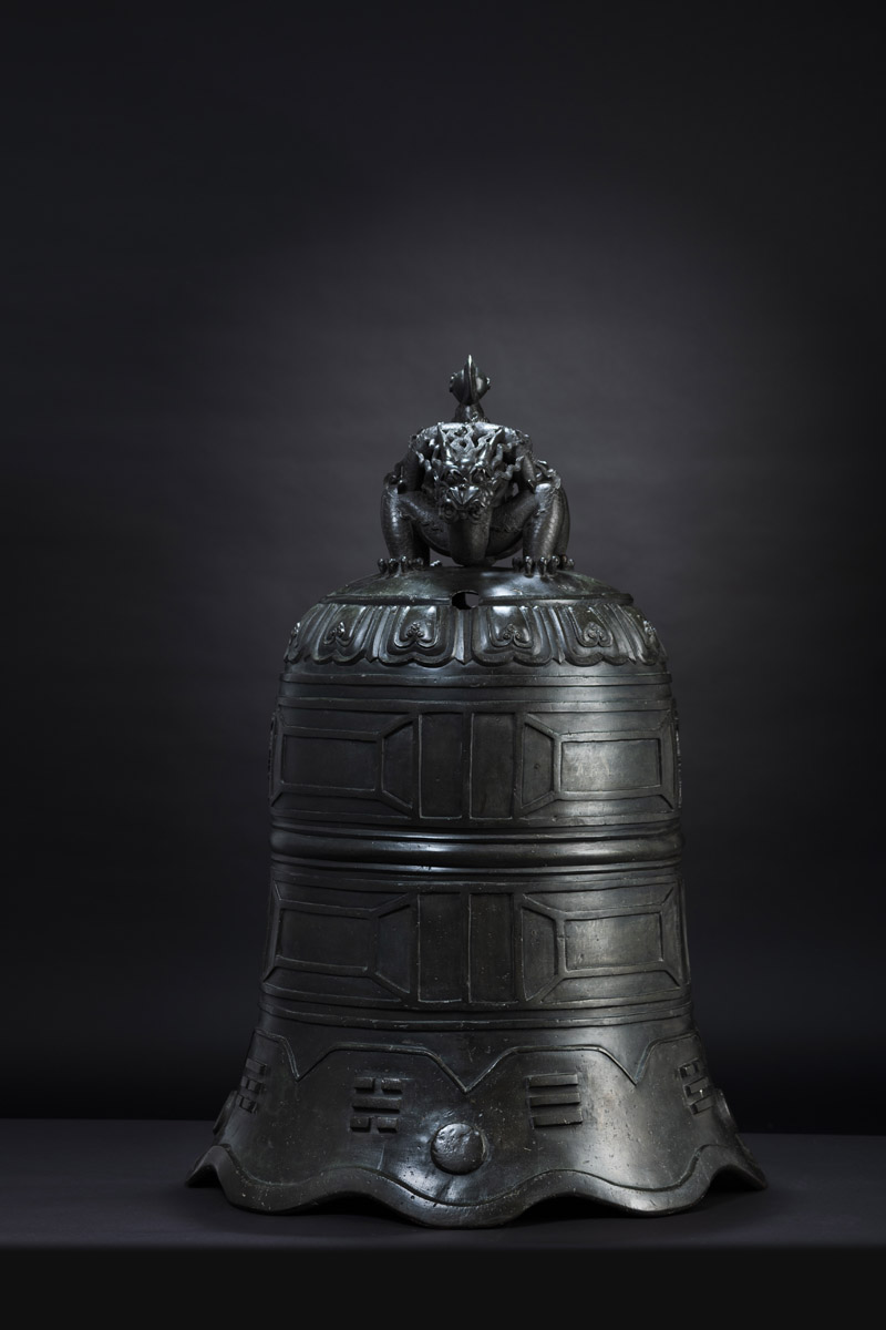 A VERY RARE AND IMPORTANT LARGE BRONZE BELL - Image 19 of 27