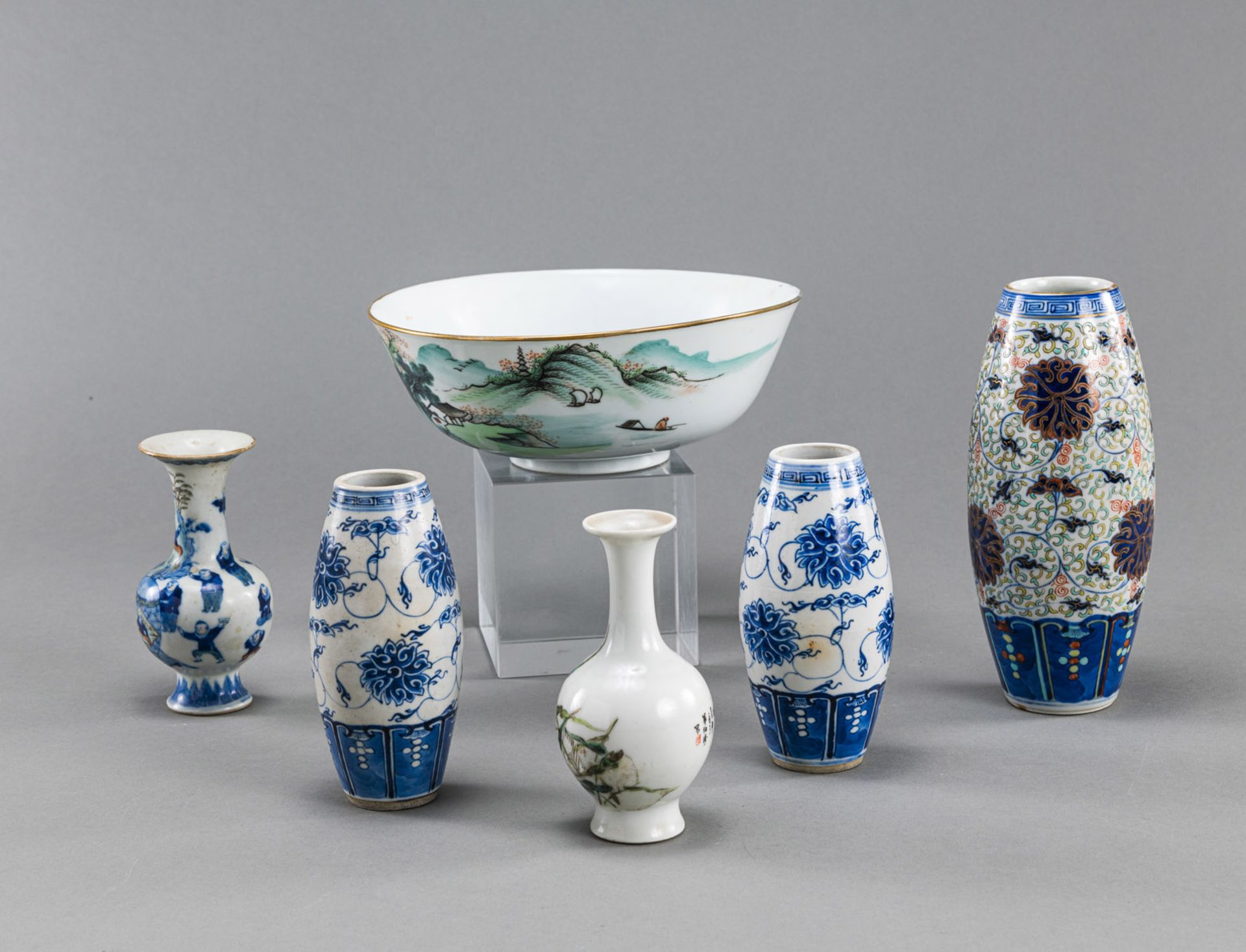 A GROUP OF FIVE PORCELAIN VASES AND A BOWL WITH LOTUS AND LANSCAPE DECOR - Image 2 of 6