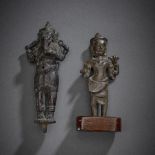 Bronze des Ganesha und Bronze des Lokeshvara, dieser auf einen Holzstand montiert