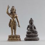 Stehende Bronzefigur des Buddha und sitzende Bronze des Amitabha