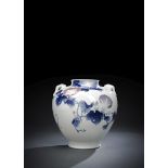 Koransha-Vase aus Porzellan mit Blütendekor und seitlichen Handhaben